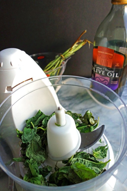 20140918-Basil-in-Food-Processor
